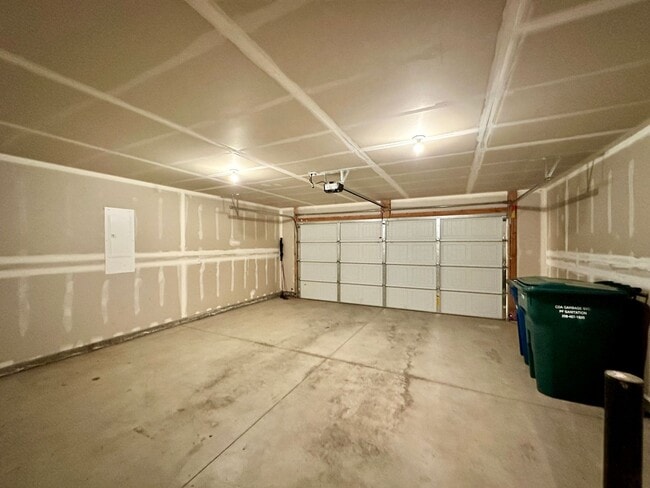 Building Photo - Modern 4 bedroom 2 bathroom home for rent ...