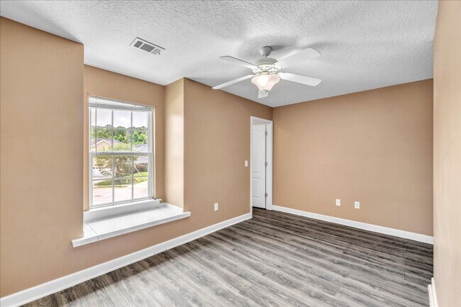 Building Photo - Spacious 4 Bed, 2.5 Bath in White Oak