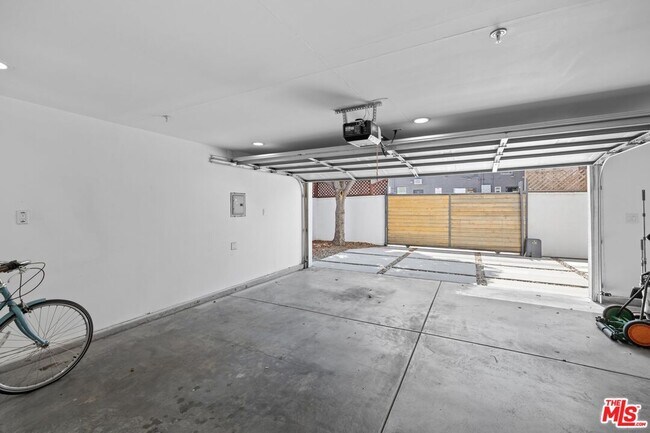 Building Photo - 3170 Glenmanor Pl