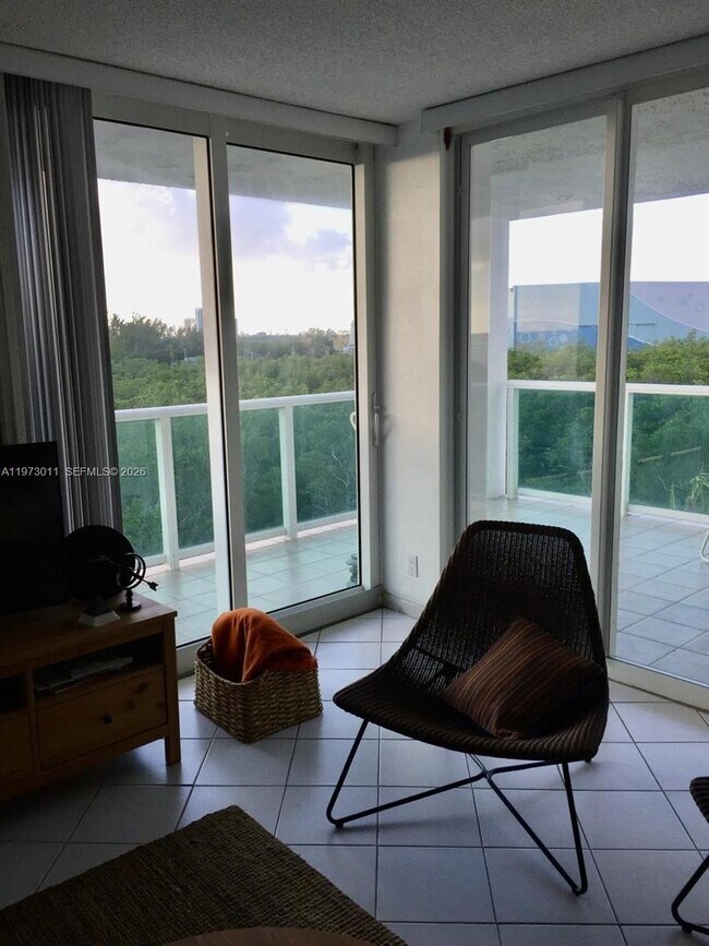 Building Photo - 100 Bayview Dr