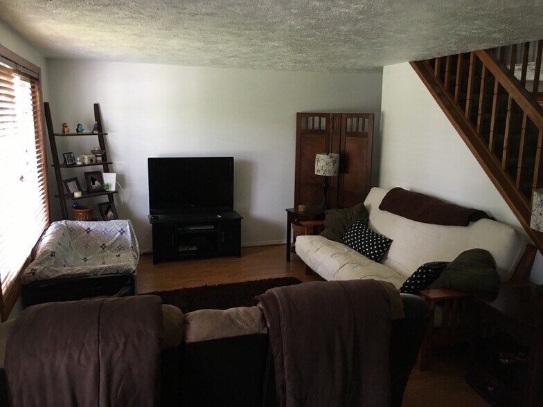 Living room, furnished - 3524 English Court