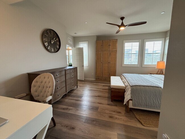 Building Photo - Updated 4 Bedroom 3.5 bath Condo located i...