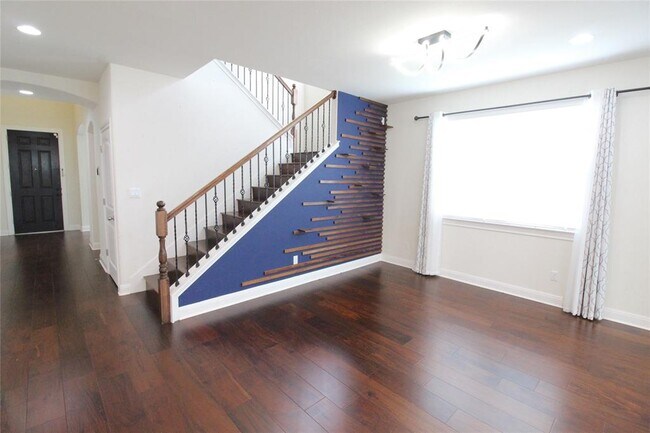 Building Photo - 5800 Viejo Dr