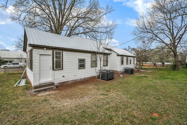 Building Photo - Spacious 2-Bedroom Duplex in Talladega – M...