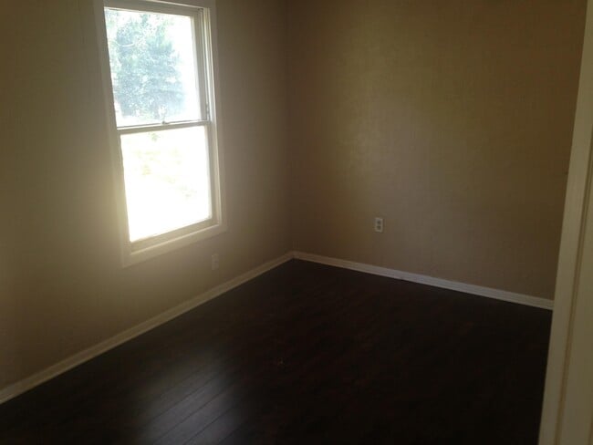 Building Photo - 1104 N LBJ Dr