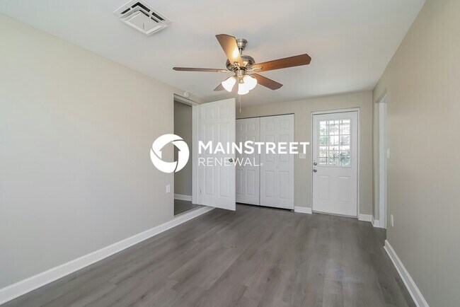 Building Photo - 3 Bedroom Pet-Friendly Home in WINTER HAVEN, FL with Main Street Renewal