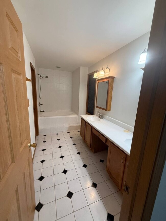 Building Photo - 4601 Olmstead Dr