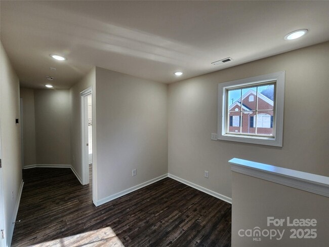 Building Photo - 326 Sadie Dr