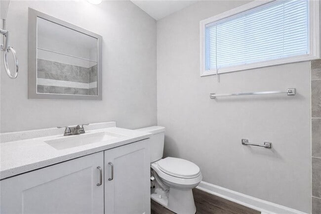 Building Photo - 2146 Brookview Dr NE