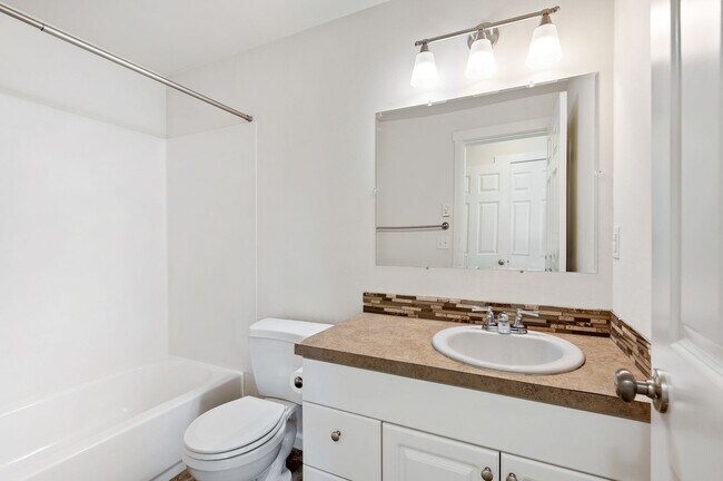 Building Photo - 1213 Townhomes