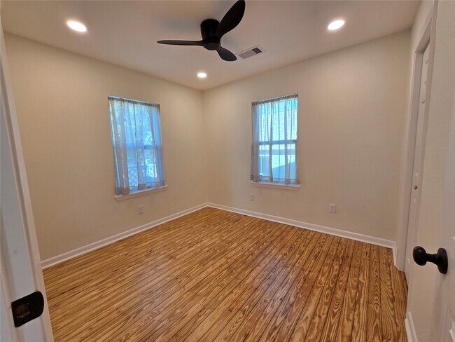 Building Photo - 914 Avenue K