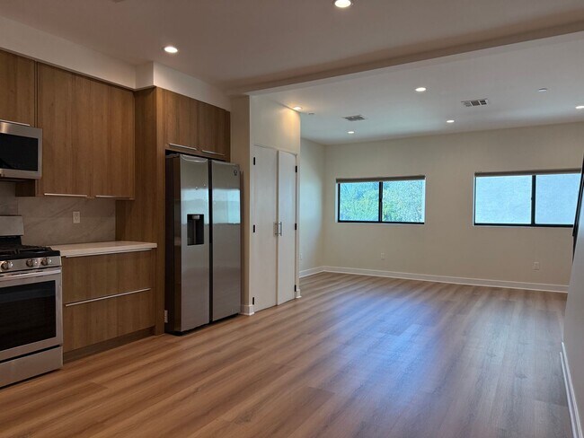 Building Photo - 2514 S Palm Grove Ave