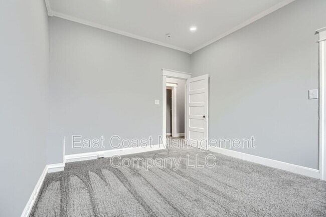 Building Photo - 3028 Kenyon Ave