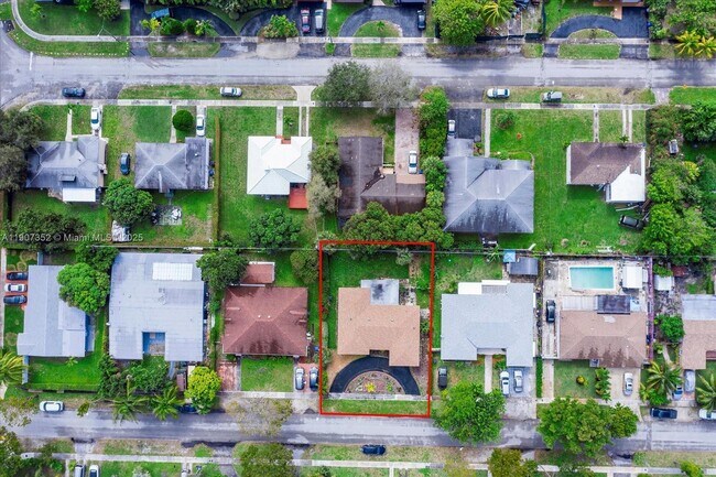 Building Photo - 1060 NE 166th St