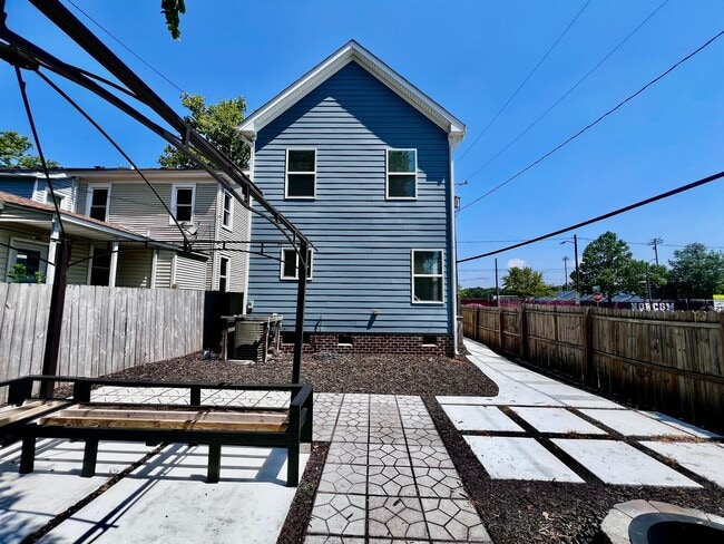 Building Photo - Gorgeous 4 bedroom 3 bath new construction...