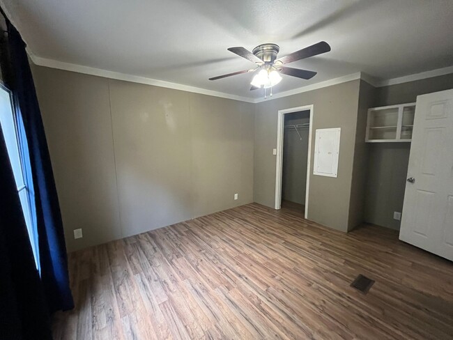 Building Photo - 3 Bedrooms, 2 Bathrooms - Home in Silver C...