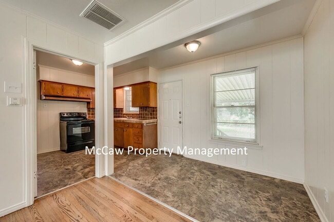 Building Photo - 2149 Utica Dr