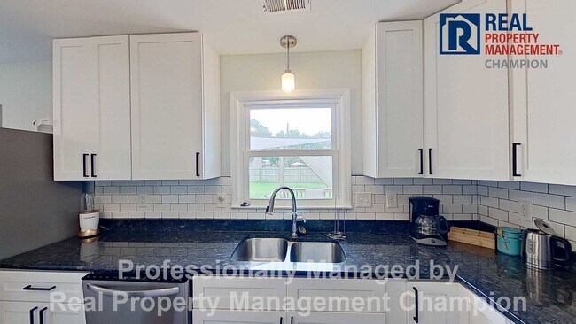 Building Photo - Furnished and Updated 4 BD/2.5 BA Home wit...