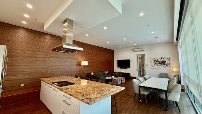 Building Photo - FURNISHED Modern 1BR + Den/1BA w/ Breathta...