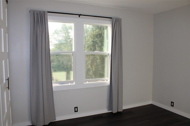 Building Photo - 4 Bedroom, 1 Bathroom Home in Bow!