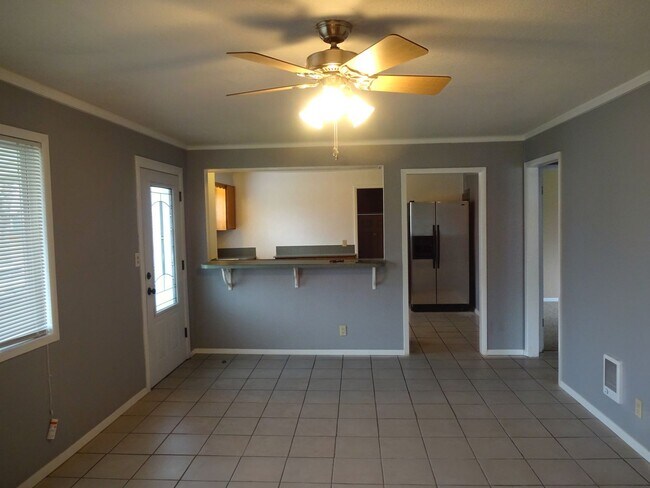 Building Photo - Price Drop - Cute & Convenient Springfield Home.