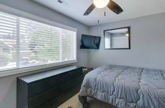 Building Photo - Lovely 3 bedroom Home in Pioneer Place!