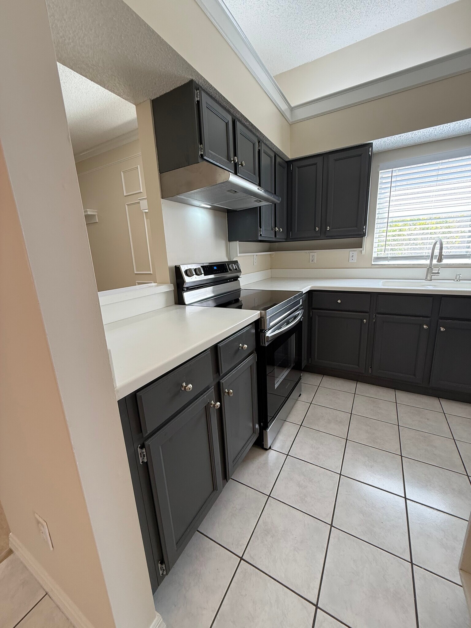 Building Photo - 256 Kingston Dr