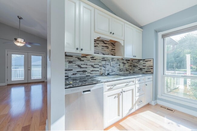 Building Photo - 657 E Heather Dr