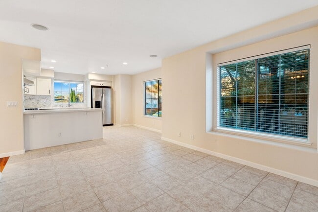 Building Photo - UPGRADED TOWNHOME OFFERS UTMOST CONVENIENCE