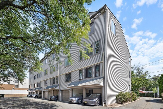 Building Photo - 743 10th St