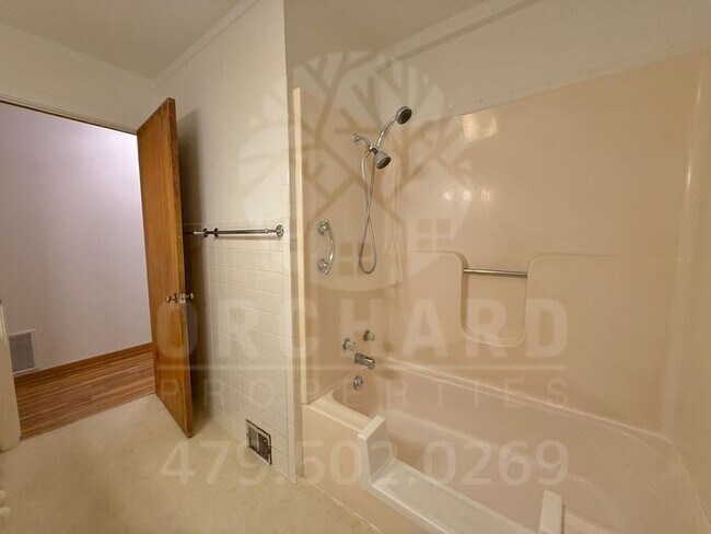 Building Photo - 3 bedroom, 2 Bath House Near University of Arkansas campus