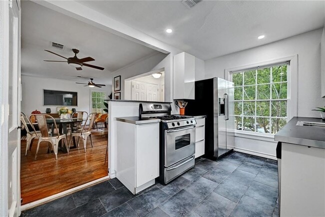 Building Photo - 3207 Breeze Terrace