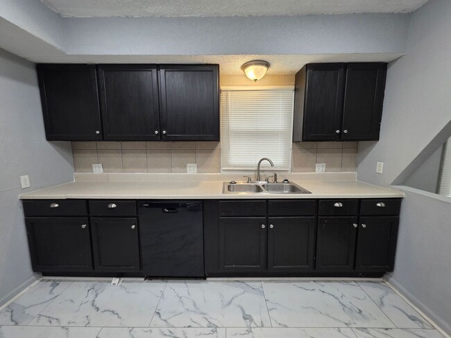 Building Photo - 3 Bedroom Home Near Zoo & Parks!