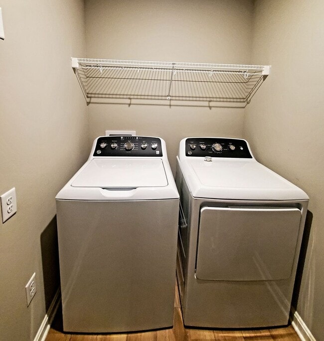 Building Photo - 2 Bedroom with 2 Bath Condo