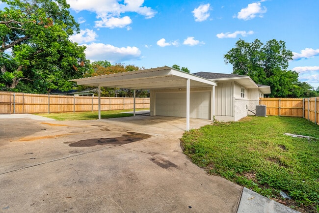 Building Photo - 2701 MacArthur Dr