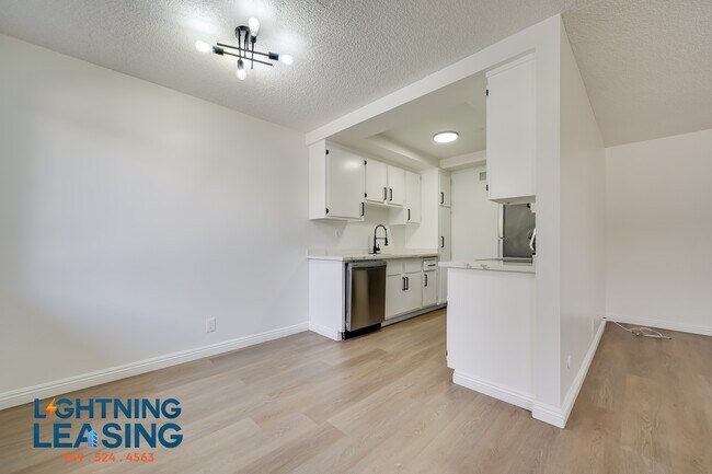 Building Photo - 14632 Magnolia-204D