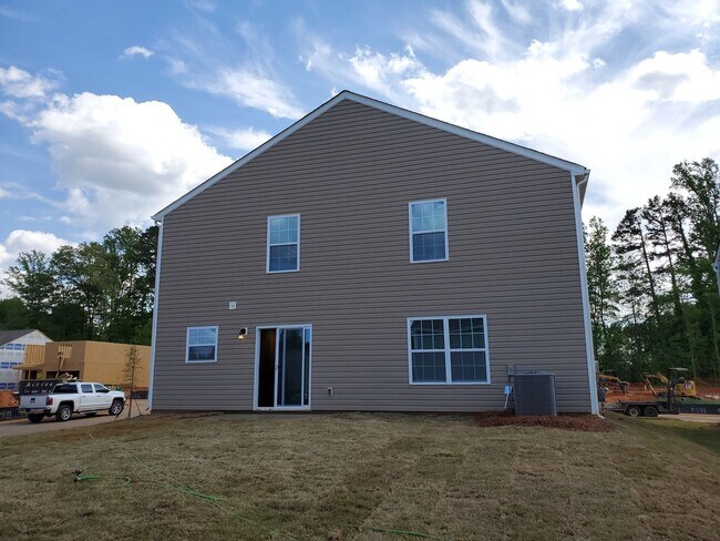 Building Photo - Beautiful Home minutes from the airport!