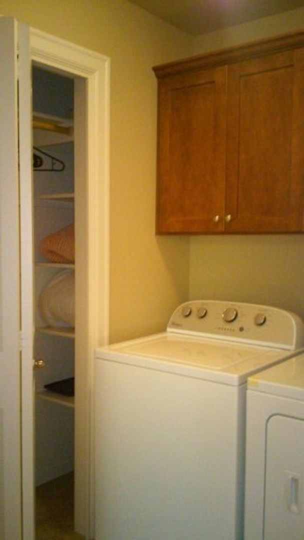Building Photo - Beautiful 4 Bedroom Home In Garden Home Area!