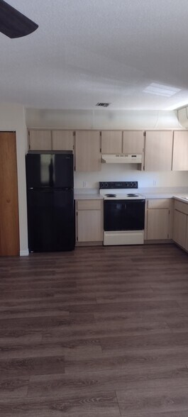 Building Photo - 7420 Pond Cir