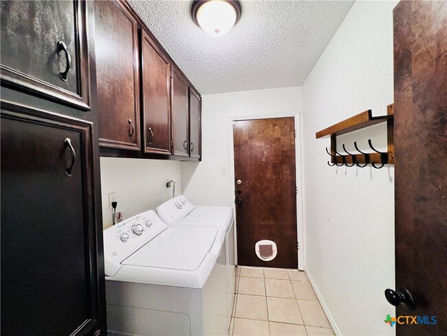 Building Photo - 1702 Fox Trail