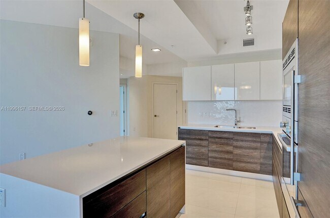 Building Photo - 301 Altara Ave