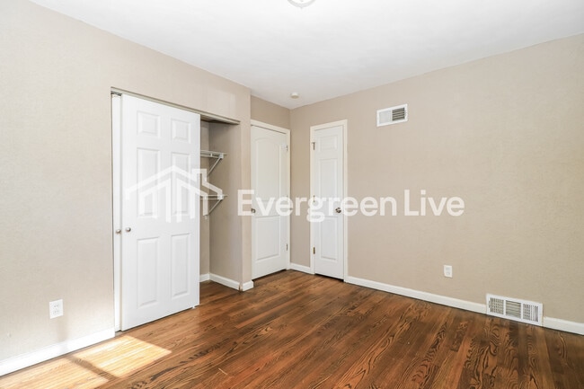 Building Photo - 725 Tyson Dr