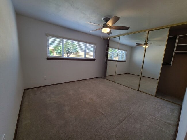 Building Photo - Spacious 4 bed 2 bath + 2 car garage & lar...