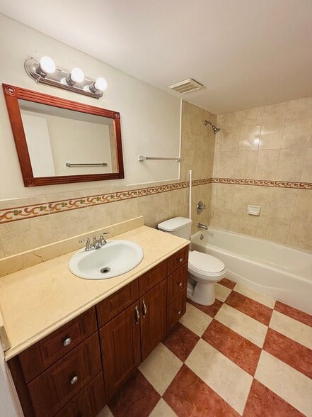 Master bath - 1331 W 51st Pl