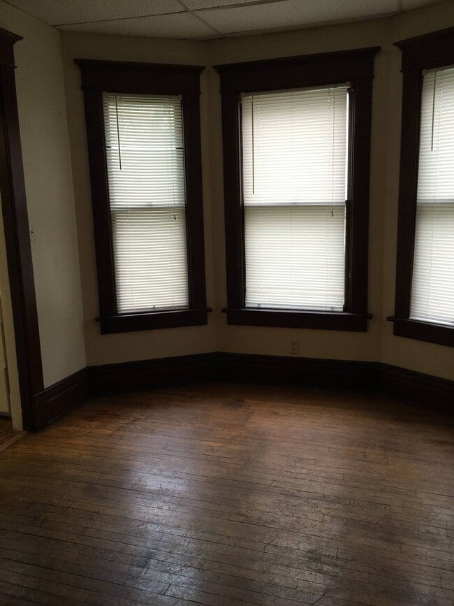Building Photo - 1406 W 3rd St