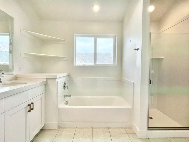 Building Photo - Bright & Beautiful Townhome in American Fork!