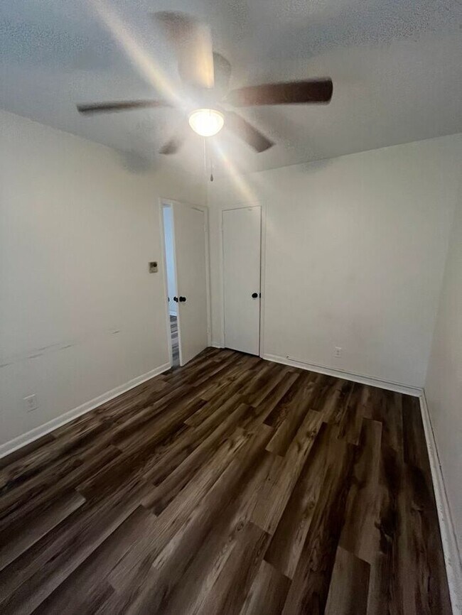 Building Photo - Charming and updated 2-bedroom, 1-bath duplex conveniently located in Durham