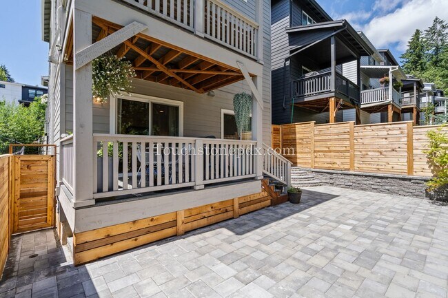 Building Photo - Luxurious 4 Bed/3.5 Bath Residence - Your ...