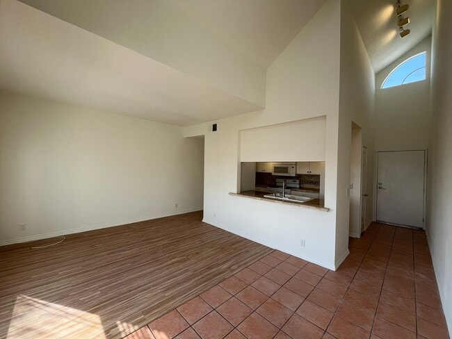 Building Photo - Upgraded 2+2 w/in-unit laundry + water + t...