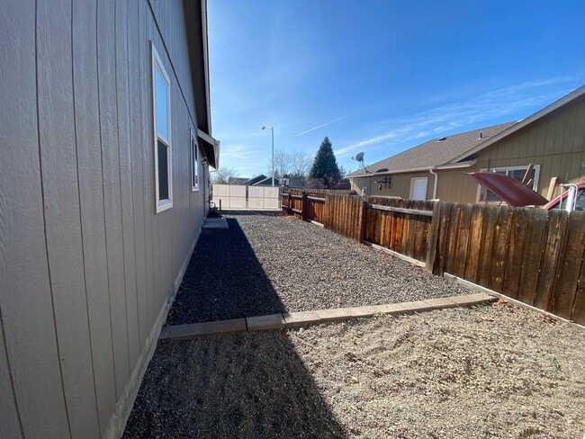 Building Photo - Beautifully Updated Home Near Dry Canyon Trailhead